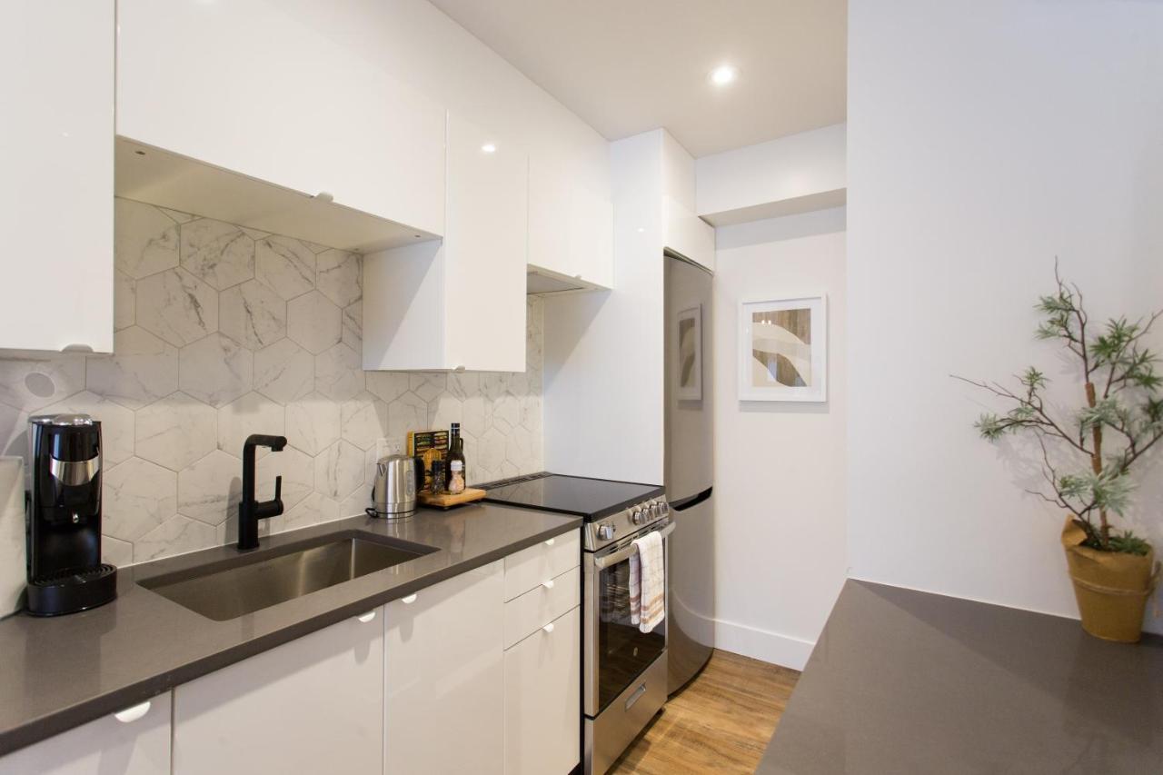 Blue Oasis Studio With Full Kitchen And Bath By Den Stays モントリオール エクステリア 写真